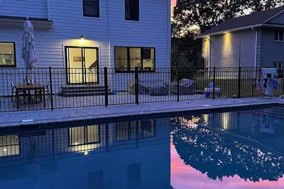 Image de 4-bed 3. 5-bath house with fenced heated pool and hot tub, fire pit, kids swings