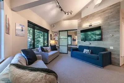 Image de Palisades Tahoe Lodge: Newly Upgraded Ski-in/out 1 Br condo / full kitchen