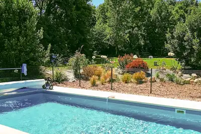 Image de Piscine chauffée sécurisée\/clôturée. Près de jolies villes et de restaurants
