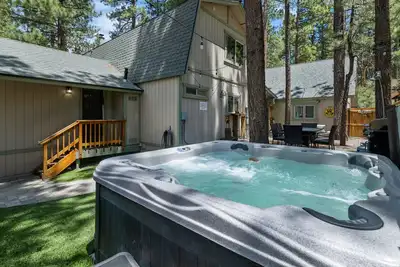 Image de Summit Mountain Lodge - Amazing location near Snow Summit! Hot Tub, Game Room, Bbq, Walk to Slopes