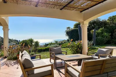 Image de Propriété très attrayante avec une vue magnifique sur la mer et adorable jardin