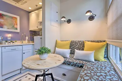 Image de Unique & Cozy Downtown Studio in Historic Mall!