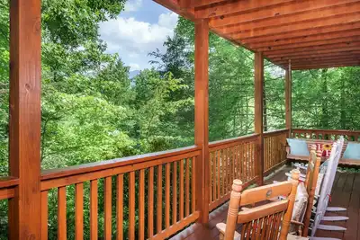 Image de 3 king suites, movie room, pool table, hot tub, view.