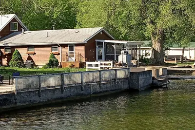 Image de Townhouse on the Saint Lawrence River 10 ft from water.
