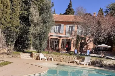 Image de Belle maison indépendante centre ville avec jardin, piscine