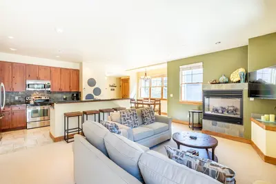 Image de West Village Two Bedroom Townhome, walk to the beginner slopes! Free WiFi