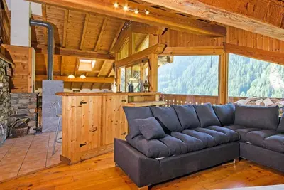 Image de Chalet, wifi, 150m du centre station, sauna, balcon, parking, télévision, casier à ski, 230m²