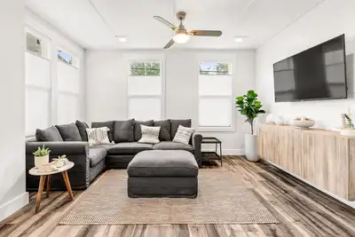 Image de Modern 2b/2. 5b | Downtown w/ Parking - Ideal for Long Stays