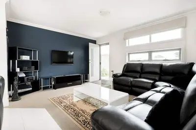 Image de Comfortable Home 10 Minutes from Cbd Wifi & Garage