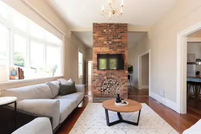 Image de Gorgeous on Galvin: Close to Town Yet A Mile Away