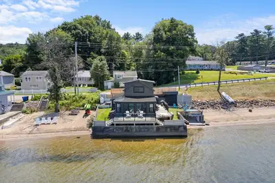 Image de Lakeside Cottage ~ Pool, Hot tub & Private Beach