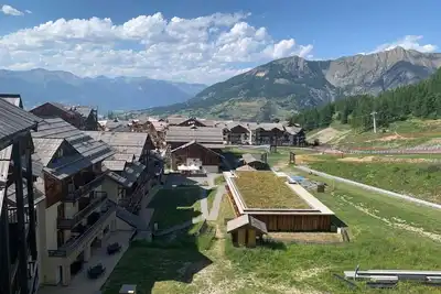 Image de 200m du centre station, 1er étage, vue station, piscine, balcon, télévision, casier à ski, 24m²