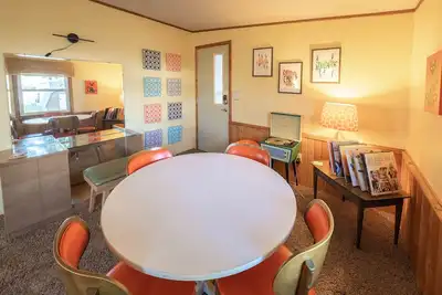 Image de Vintage Experience - Mid Century Retro Retreat- 3 Bedroom in Central Sioux Falls