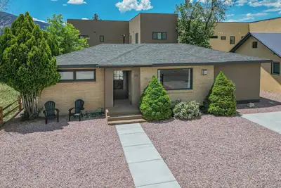 Image de Central A\/C! Spacious 4br home near Downtown Salida - Sleeps 9