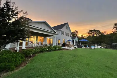 Image de Waterfront panoramic point w/ pool, perfect for traveling couples, families