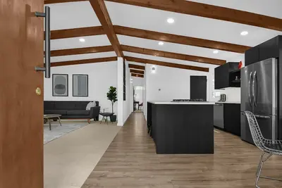 Image de Cozy, modern 3br California ranch-style home in Columbus, Ohio