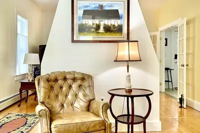 Image de Spacious and Historic Downtown Home 1 minute walk from the ocean.