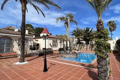 Image de Belle maison dans une villa privée, idéale pour les familles.