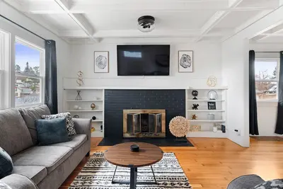 Image de Beautiful Modern/Rustic Cottage in the heart of Lead! ! !