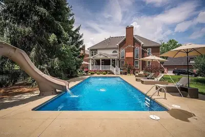 Image de Backyard oasis with 5 beds\/5 full en suite baths and dream kitchen