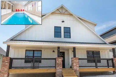 Image de Pristine 10bd Lakeside Lodge w/ Private Indoor Pool!