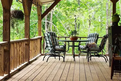 Image de Watch the birds on a wrap-around porch. Very private and pet friendly.