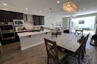 Image de Modern 4-level home, 3500 sq ft, in the Highlands, 3 miles west of downtown.