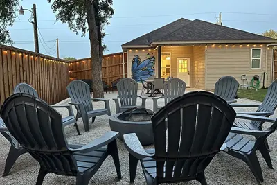 Image de King Bed! Entire Home near Lake Granbury! Pet friendly!