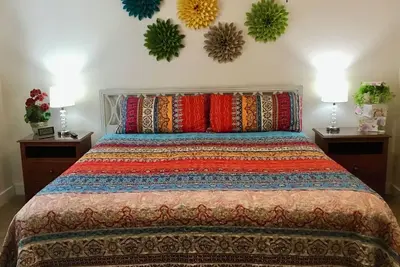 Image de King Bed Entire Suite No Cleaning Fee Private Entrance