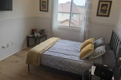 Image de Hotel Style Bedroom and Bathroom