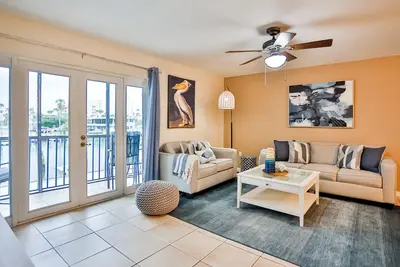 Image de Snowbird-friendly, waterfront condo with WiFi, central Ac, washer/dryer, & pool