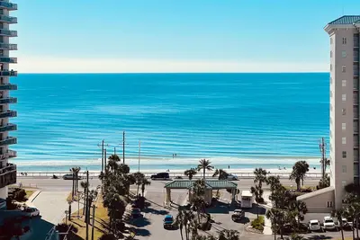 Image de Amazing ocean-view condo across street from beach with heated pools & game room