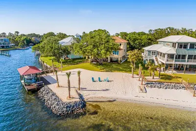 Image de Delightful escape on the sound with beach access, dock, furnished deck, and WiFi