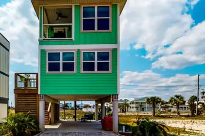 Image de Newly built, cottage with historical details, WiFi & central Ac - steps to beach