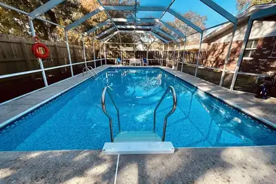 Image de \"Juniper Junction\" - Covered Pool / Entertainer’s Dream / 10 Minutes from Beach