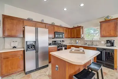 Image de Comfortable ranch-style home with fenced yard, patio, WiFi, Ac, & W\/D - dogs Ok