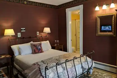 Image de A cozy 2nd Floor Queen Room 143 sqft Bed & Breakfast in Downtown Shelburne! Tra
