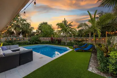 Image de Modern Romantic Tropical Poolside Retreat!