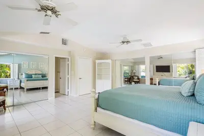 Image de Spacious home with dock walking distance to Sunset Beach