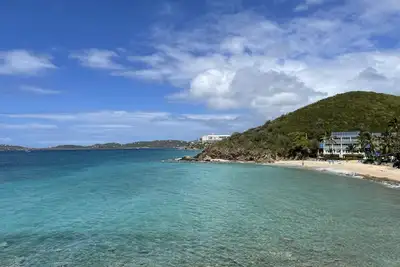 Image de Great small resort right on the beach. Pool with bar.