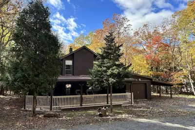 Image de Jim Thorpe, Bear Creek Lake, Cozy 3Br family friendly home- Ev charging outlet