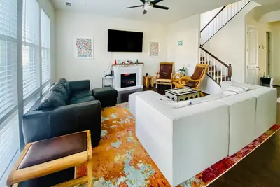 Image de Ocean View Beach Club designer home with bikes, resort-style pool, sauna & gym