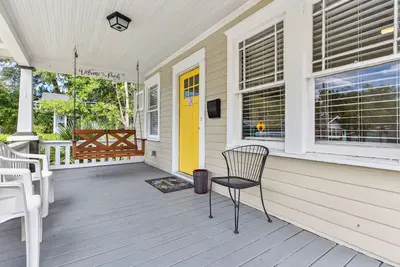 Image de Relax on the Porch near Jacksonville Jaguar Stadium