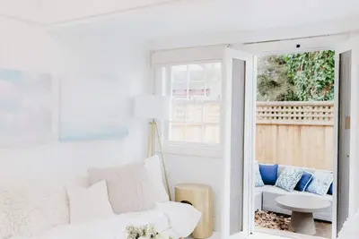 Image de Beach chic guest cottage, in town, just renovated