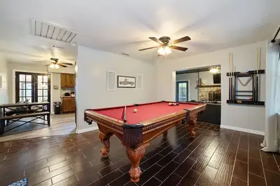 Image de Cozy Cottage 15 Min to Wec With a Fully Fenced Yard. Dogs Stay for Free!