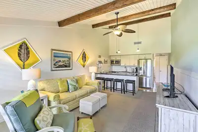 Image de Coastal Condo w/ Pool Access < 1 Mi to Beach!