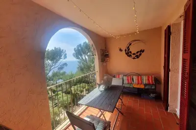 Image de Résidence avec piscine, appartement 2 chambres avec terrasse orientée est, pleine vue mer