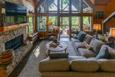 Image de Arrowhead Lodge-K/2Qs/bunks/3. 5 bth, hot tub, 3 fireplaces, sleeps 8, Wifi, View