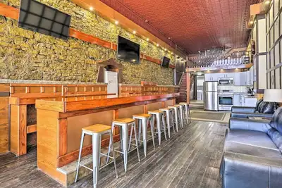 Image de Walk to River: Unique Studio in Renovated Bar!