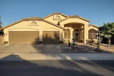 Image de Comfortable and beautiful golf course home with inviting/accessorized backyard.